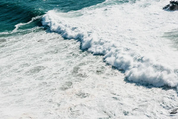 Wave en schuim in de zee of oceaan close-up. Prachtige natuur — Stockfoto