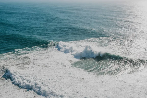 Wave en schuim in de zee of oceaan close-up. Prachtige natuur — Stockfoto