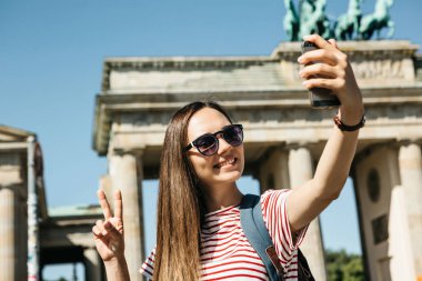 Genç güzel kız selfie yapar ya da manzaraları çekiyor.