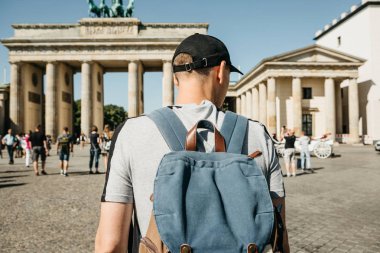 Bir turist ya da bir öğrenci de Almanya, Berlin Brandenburg Gate yakınındaki bir sırt çantası ile görünüyor manzaraları.