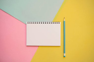 boş bir not defteri ve kalem