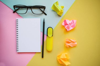 Defter, gözlük ve diğer öğeleri