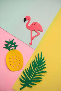 Flamingo, tropikal yaprak ve renkli bir arka plan üzerinde ananas. Yaz arka plan