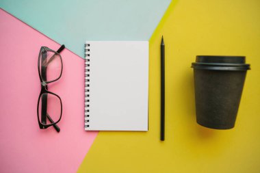 Defter, gözlük ve diğer öğeleri