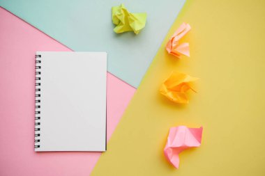 Renk arka plan üzerinde boş not defteri