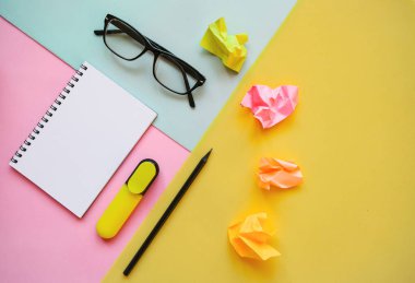 Defter, gözlük ve diğer öğeleri