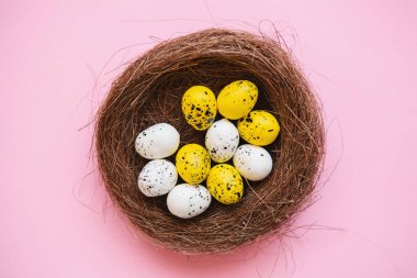 Birçok geleneksel Paskalya yumurtaları renkli