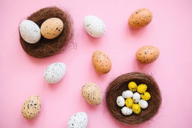 Birçok geleneksel Paskalya yumurtaları renkli