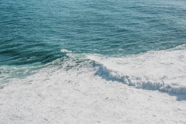 Dalgalar ve köpükler denizde ya da okyanusta yakın plan. Güzel doğa.