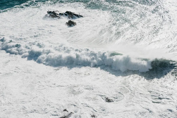 Wave and foam in the sea or ocean close-up. Beautiful nature — Stock Photo, Image