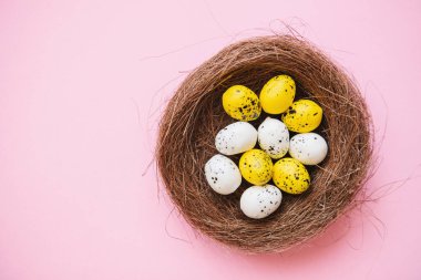 Birçok geleneksel Paskalya yumurtaları renkli
