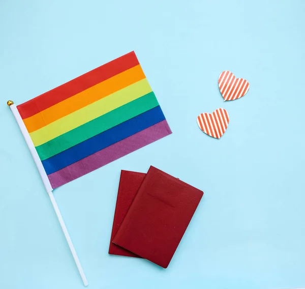 La bandera multicolor es una bandera de color arco iris o LGBT junto a un pasaporte. Migración LGBT — Foto de Stock
