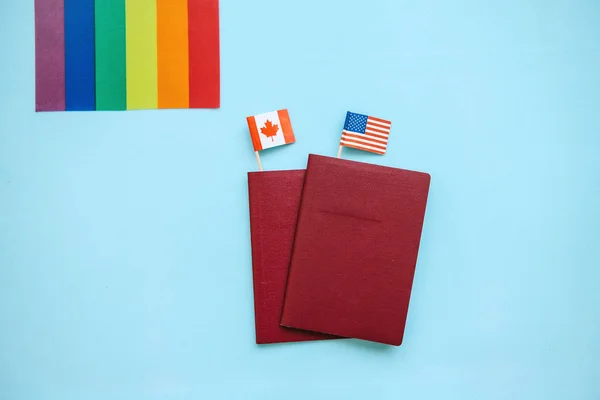 La bandera multicolor es una bandera de color arco iris o LGBT junto a un pasaporte. Migración LGBT — Foto de Stock