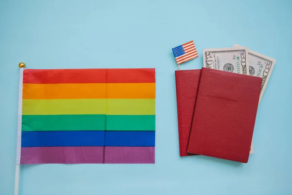 La bandera multicolor es una bandera de color arco iris o LGBT junto a un pasaporte. Migración LGBT — Foto de Stock