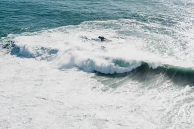 Dalgalar ve köpükler denizde ya da okyanusta yakın plan. Güzel doğa.