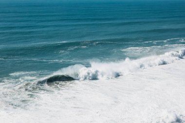 Dalgalar ve köpükler denizde ya da okyanusta yakın plan. Güzel doğa.