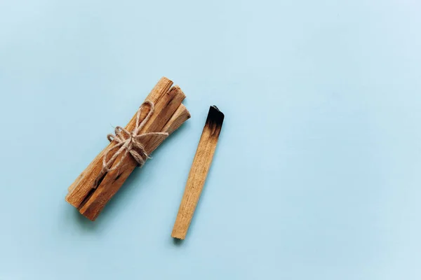 Palo Santo se pega sobre un fondo azul . — Foto de Stock