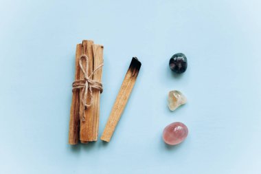 Ahşap sopa Palo Santo mavi bir arka plan üzerinde bir dizi.