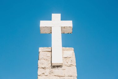 Christian Cross Portekiz'deki Sintra Cape Roca adlı güzel bir manzara mavi gökyüzü arka planı
