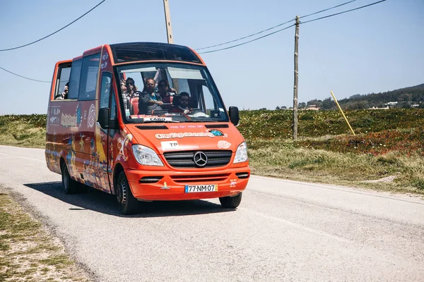 Bir turist otobüs veya minibüs Sintra gelen turistlere Cape Roca taşımaktadır. Portekiz — Stok fotoğraf