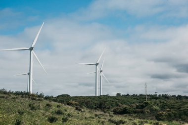 Rüzgar çiftlikleri veya yel değirmenleri rüzgar enerjisi Portekiz çıkarılması için.