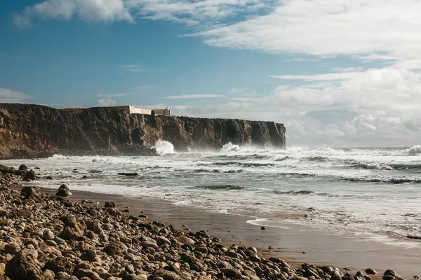 Bela vista do Oceano Atlântico e à distância a fortaleza de Sagres em Portugal — Fotografia de Stock