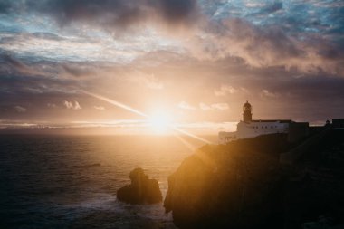 Deniz feneri ve kayalıklarla Portekiz Cape St. Vincent, gün batımında görünümü.