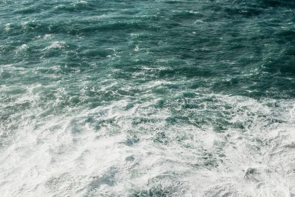 Hermosa vista de la superficie del agua con las olas —  Fotos de Stock