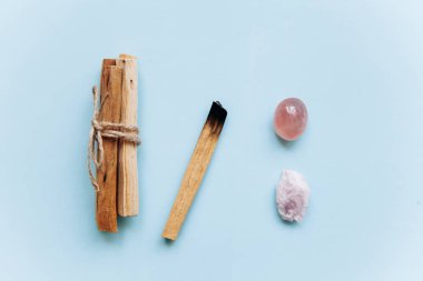 Ahşap sopa Palo Santo mavi bir arka plan üzerinde bir dizi.