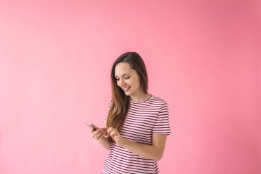 Kız cep telefonu kullanıyor.