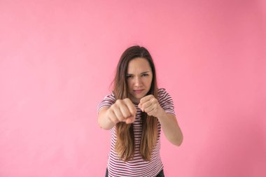 Kız yumruklar ve saldırganlık gösterir