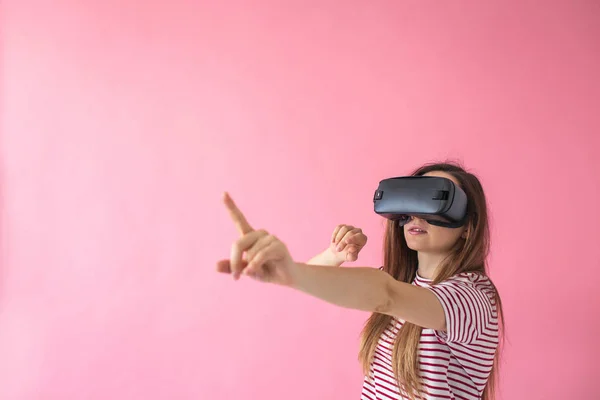 Женщина в очках от виртуальной реальности — стоковое фото