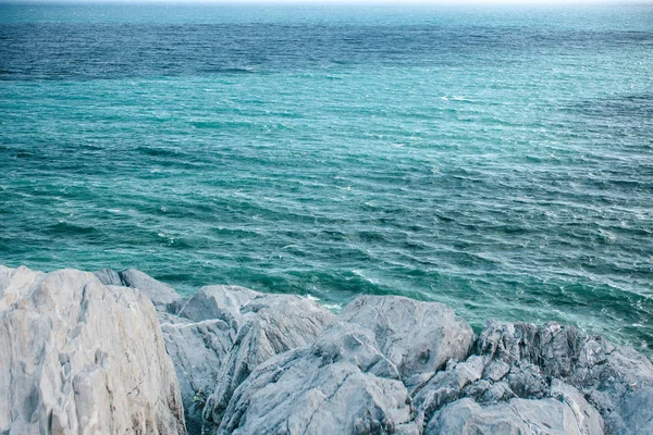 Klipp-eller Stenkusten nära havet — Stockfoto