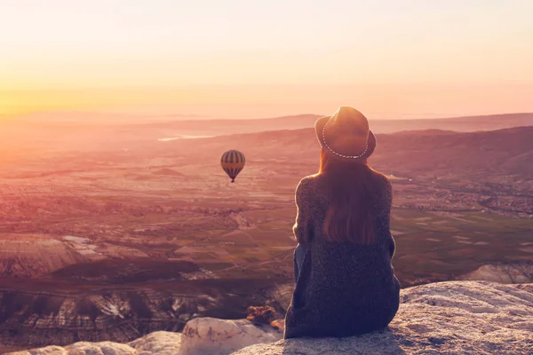 Woman admires flying balloon — Stock Photo, Image