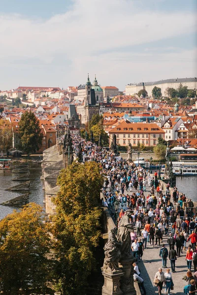 Çek Cumhuriyeti Prag Charles Köprüsü'nün güzel havadan görünümü. — Stok fotoğraf