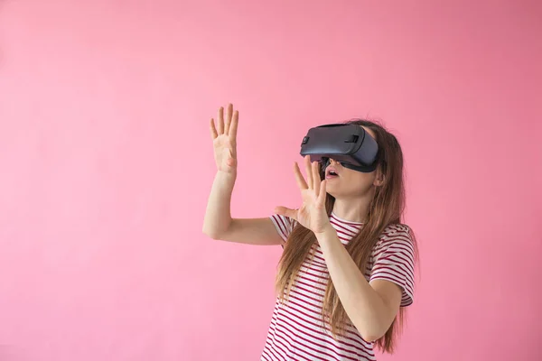 La mujer con gafas VR —  Fotos de Stock