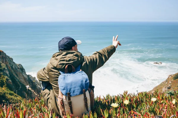 Tourist showing peace sign — Stock Photo, Image