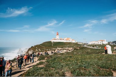 Portekiz'deki Cape Roca'da insanlar veya turistler.