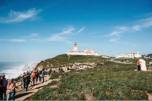 Personas o turistas en Cape Roca en Portugal . —  Fotos de Stock