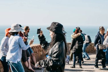 Portekiz'deki Cape Roca'da insanlar veya turistler.