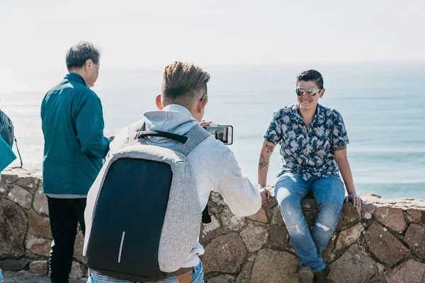 Personas o turistas en Cape Roca en Portugal . — Foto de Stock