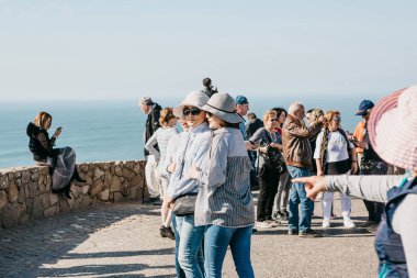 Portekiz'deki Cape Roca'da insanlar veya turistler.
