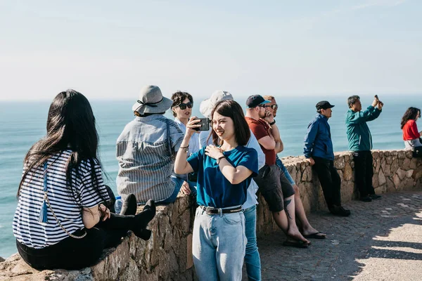 Personas o turistas en Cape Roca en Portugal . — Foto de Stock