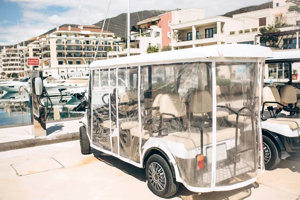 Coche eléctrico cerca de repostaje eléctrico — Foto de Stock