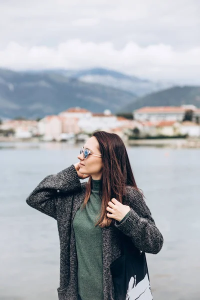 Hermosa chica joven en gafas de sol. — Foto de Stock