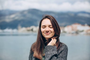 Genç kız güneşlenme sahiptir.