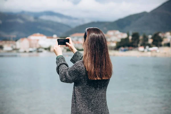 O fată fotografiază marea din Tivat — Fotografie, imagine de stoc