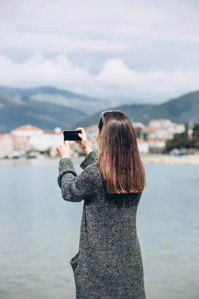 Una chica fotografía el mar en Tivat — Foto de Stock