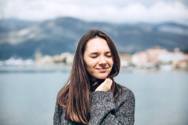 Genç kız güneşlenme sahiptir.