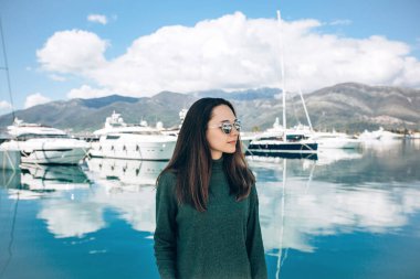 Yat yakınındaki güzel kız